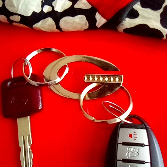 Univ of GA, Guess, initial"G" ( silver color ) key - Picture 2 of 6